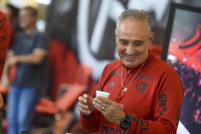 TITE NÃO ESCONDE A EMOÇÃO COM COM A TRADIÇÃO FEITA NO FLAMENGO QUE ERA REALIZADA POR SUA MÃE