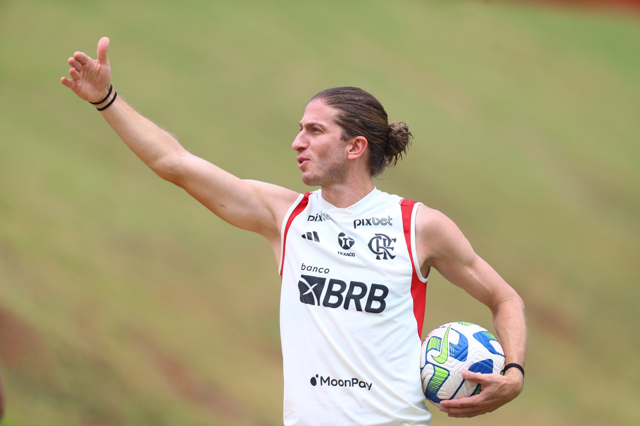 APÓS UMA EXIBIÇÃO DE GALA NA VITÓRIA CONTRA O FORTALEZA, JOGADORES DO FLAMENGO EXALTAM FILIPE LUÍS