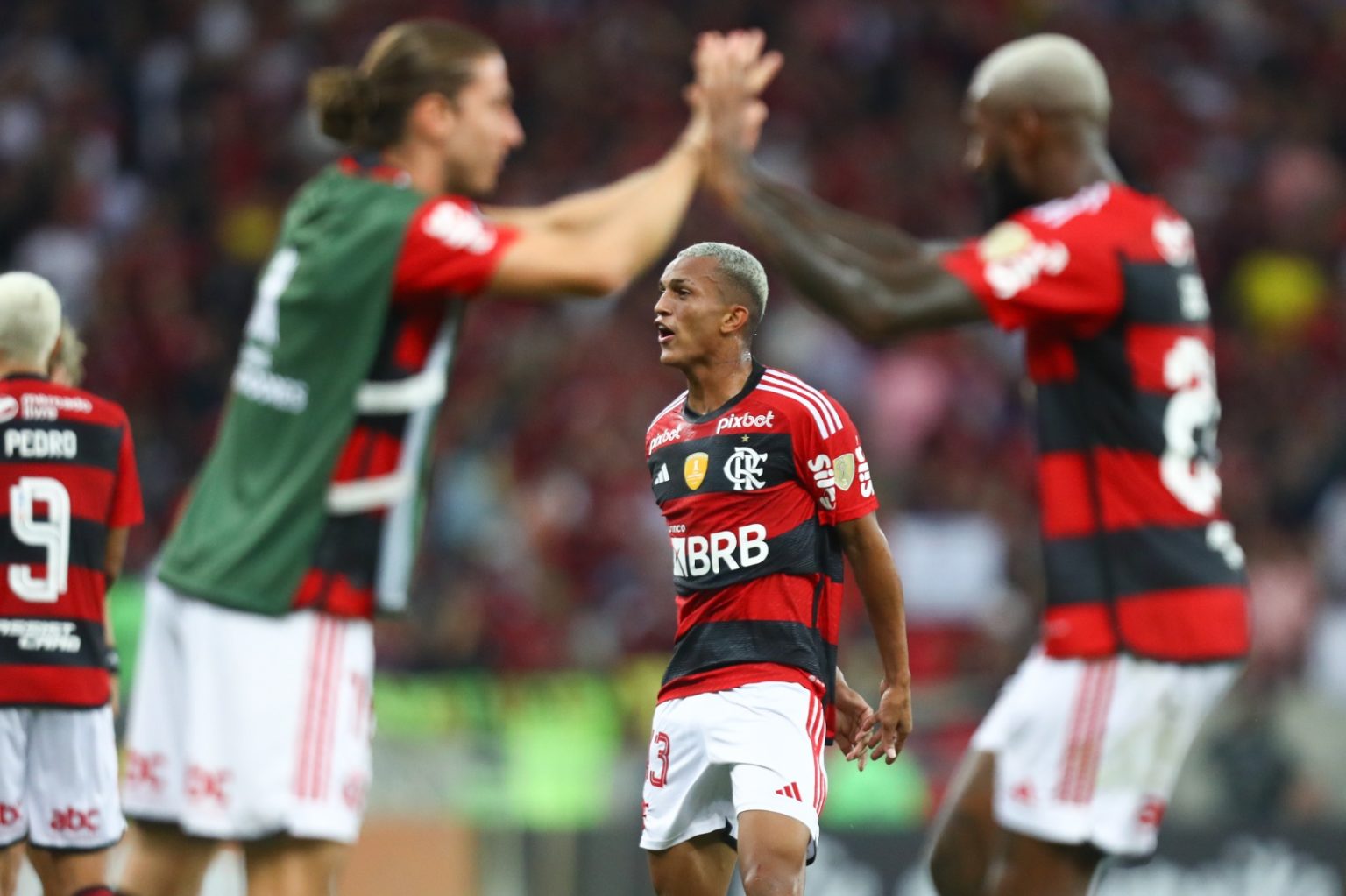 ESTRELAS EM ASCENSÃO: CRAQUES DO FLAMENGO ATRAEM GIGANTES EUROPEUS