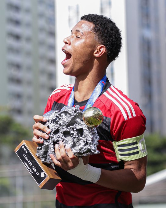 FLAMENGO ASSINA CONTRATO COM JÓIA DA BASE RUBRO-NEGRA, JOGADOR ATUA NO SUB-17 DO CLUBE