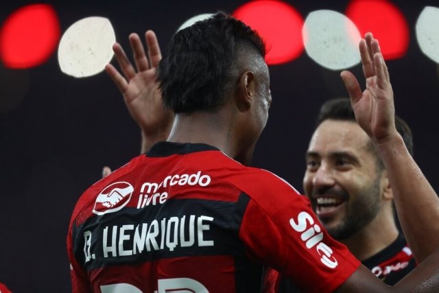 COM FUTURO INCERTO, MEDALHÃO DO FLAMENGO FAZ CARTA ABERTA PARA A TORCIDA: ''CONTINUAR VENCENDO COM O MENGÃO''