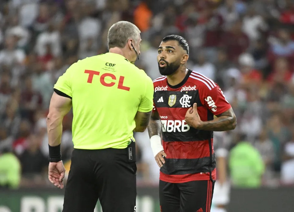 Palmeiras faz perseguição a arbitro que apitou a partida contra o Flamengo