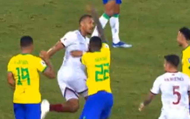 NÃO GOSTOU! CRAQUE DO FLAMENGO PARTE 'PARA CIMA' DE JOGADOR DA VENEZUELA APÓS EMPATE COM O BRASIL