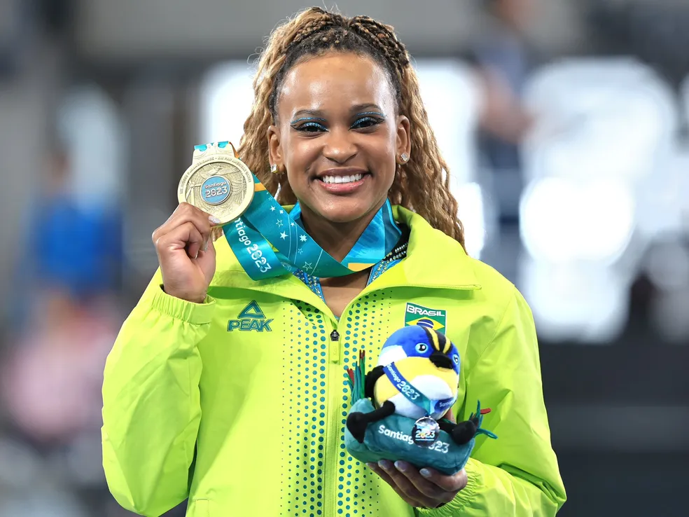 ebeca Andrade com a medalha de ouro da trave — Foto: Ricardo Bufolin/CBG