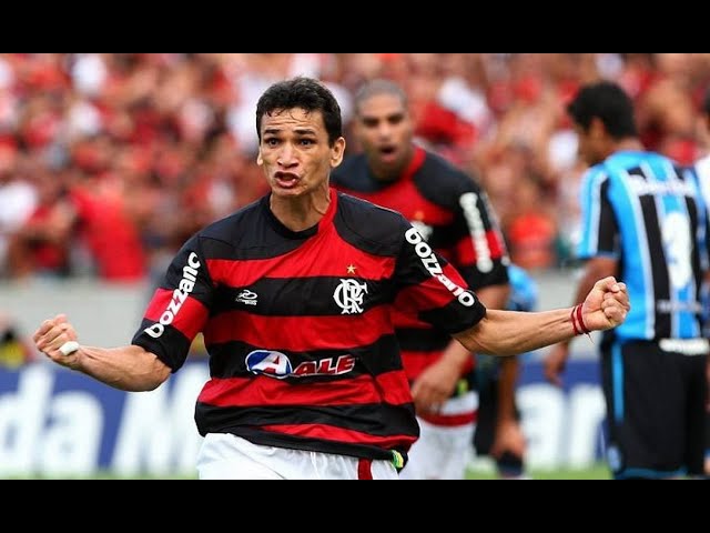 ÍDOLO DO FLAMENGO PUXA 'CORO' PARA TORCIDA A FAVOR DO FORTALEZA NA FINAL DA SUL-AMERICANA