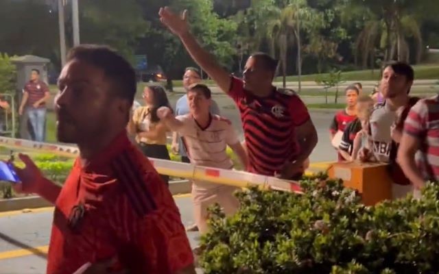 AO INVÉS DE FESTA, FOI PROTESTO: TORCEDORES DO FLAMENGO SE REVOLTAM APÓS ATITUDE DE JOGADORES EM SÃO PAULO; COM VÍDEO