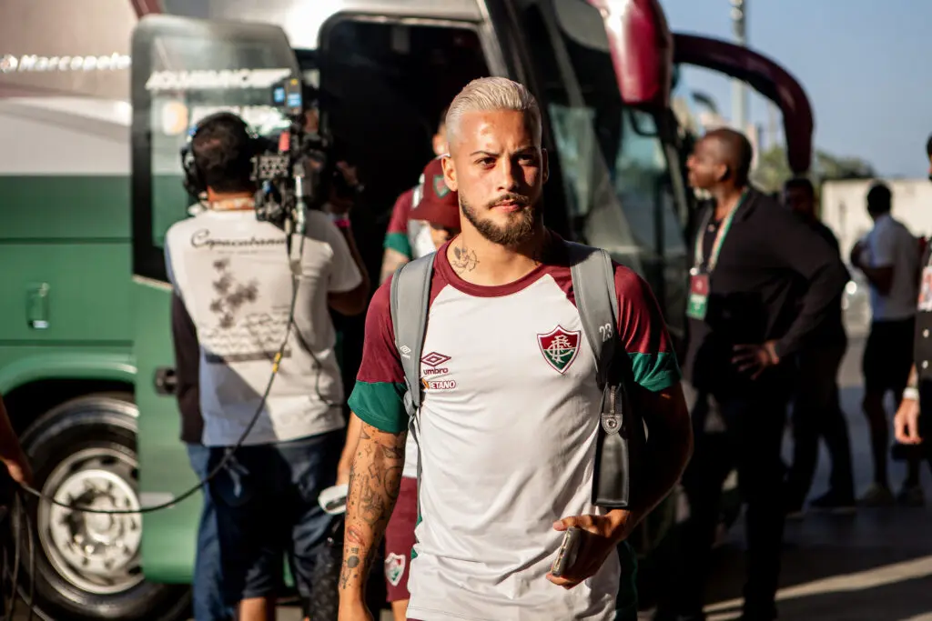 JOGADOR DO FLUMINENSE ENTOA CÂNTICOS PRECONCEITUOSOS A TORCIDA DO FLAMENGO