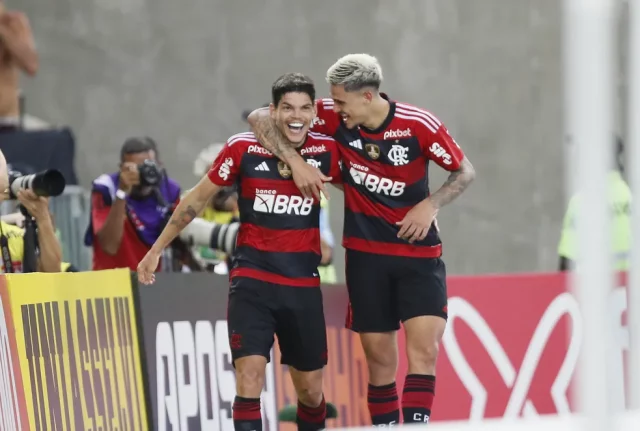 ANO DO FLAMENGO PARA ESQUECER , FLUMINENSE CONQUISTA A LIBERTADORES E TIRA SARRO DO RIVAL