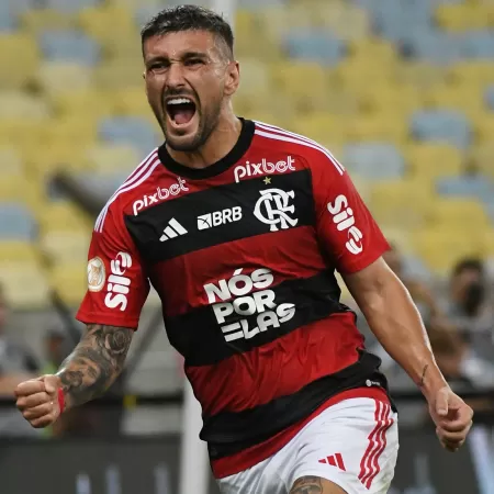 ARRASCAETA MESMO EM TEMPORADA DE OSCILAÇÕES, TEM SIDO CRUCIAL PARA O FLAMENGO