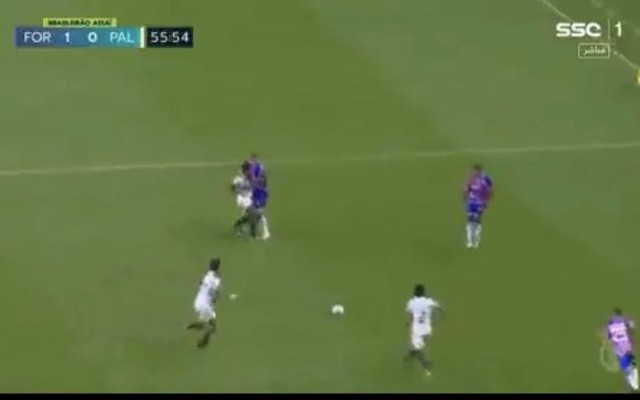 PODE ISSO, FLAMENGO? JOGADOR DO PALMEIRAS AGRIDE ADVERSÁRIO, MAS ÁRBITRO IGNORA (COM VÍDEO)