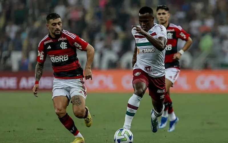 FLAMENGO FAZ LEILÃO COM CAMISAS USADAS PELOS JOGADORES CONTRA O FLUMINENSE PELO CARIOCÃO