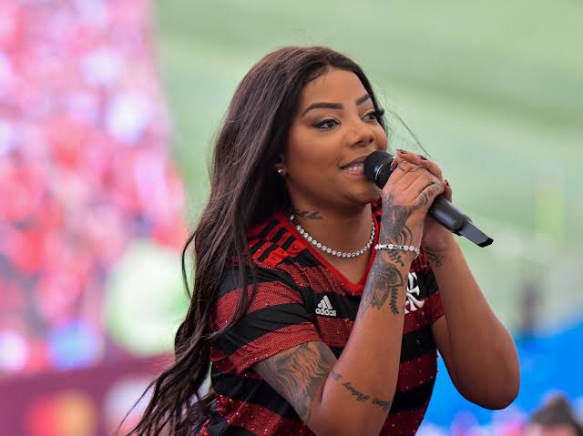 A TORCEDORA DO FLAMENGO LUDMILLA CANTA O HINO NACIONAL NO GP DE SÃO PAULO DA FÓRMULA 1