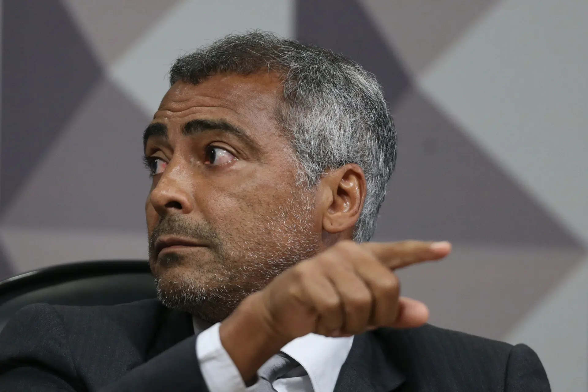 ROMÁRIO CONVIDA CRIA DO FLAMENGO PARA JOGAR NO AMÉRICA, TIME EM QUE É PRESIDENTE