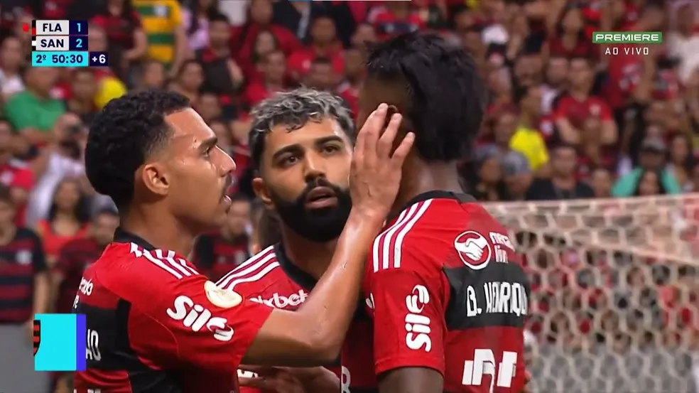 APÓS EXPULSÃO BH E ATINGIDO POR COPO ARREMESSADO PELA TORCIDA DO FLAMENGO