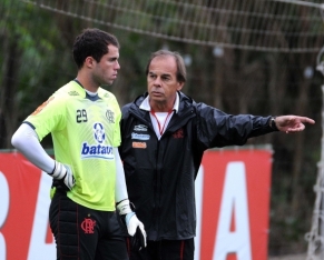 VAI REFORÇAR O RIVAL? EX - GOLEIRO DO FLAMENGO ENTRA NA MIRA DE CLUBE DO RIO DE JANEIRO