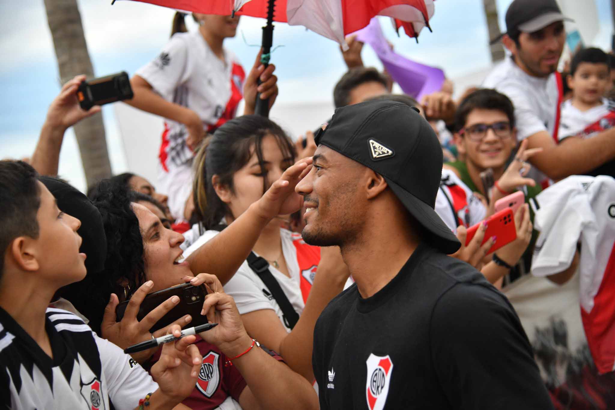 AGORA É MENGÃO! EM SUA DEPEDIDA, DE LA CRUZ CONQUISTA TÍTULO PELO RIVER PLATE