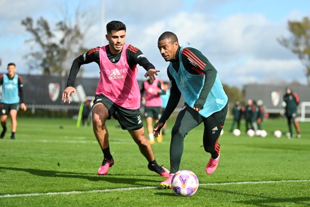 ENQUANTO MULTA NÃO É PAGA PELO FLAMENGO, DE LA CRUZ SEGUE TREINANDO COM O ELENCO DO RIVER PLATE