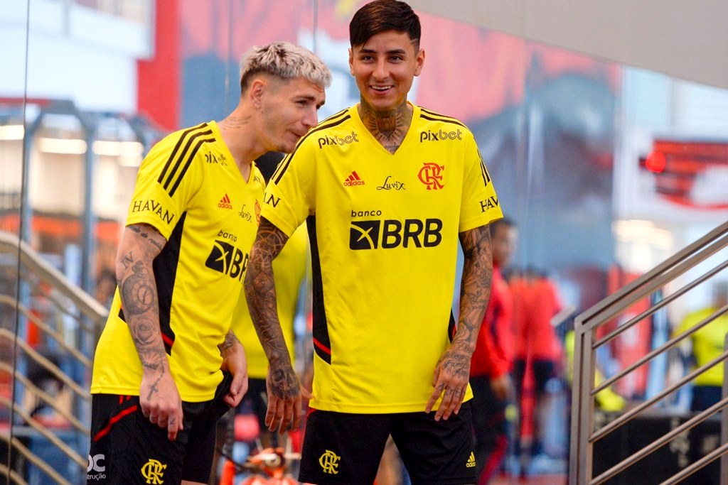 ERICK PULGAR BRILHA NO CAMPEONATO BRASILEIRO 2023: JOGADOR DO FLAMENGO DISTINGUIDO