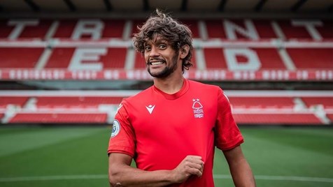 Com estreia de ex-Corinthians e um a menos, Nottingham Forest