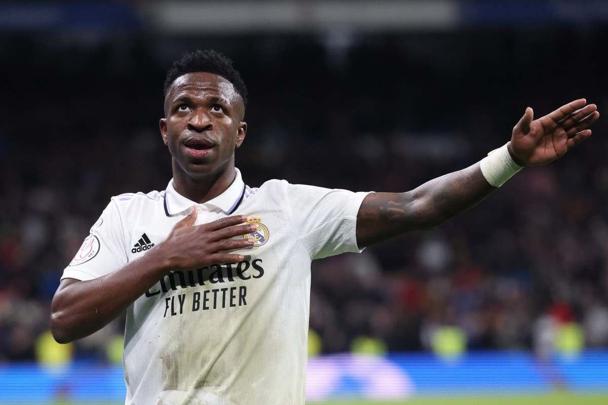 CRIA FAZENDO BONITO! VINÍCIUS JÚNIOR SUPERA O ETERNO ÍDOLO ROBERTO CARLOS NO REAL MADRID