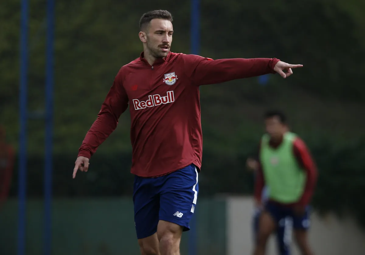 BRAGANTINO VÊ FLAMENGO MONITORANDO OUTROS ZAGUEIROS E ABAIXA PEDIDA POR LÉO ORTIZ