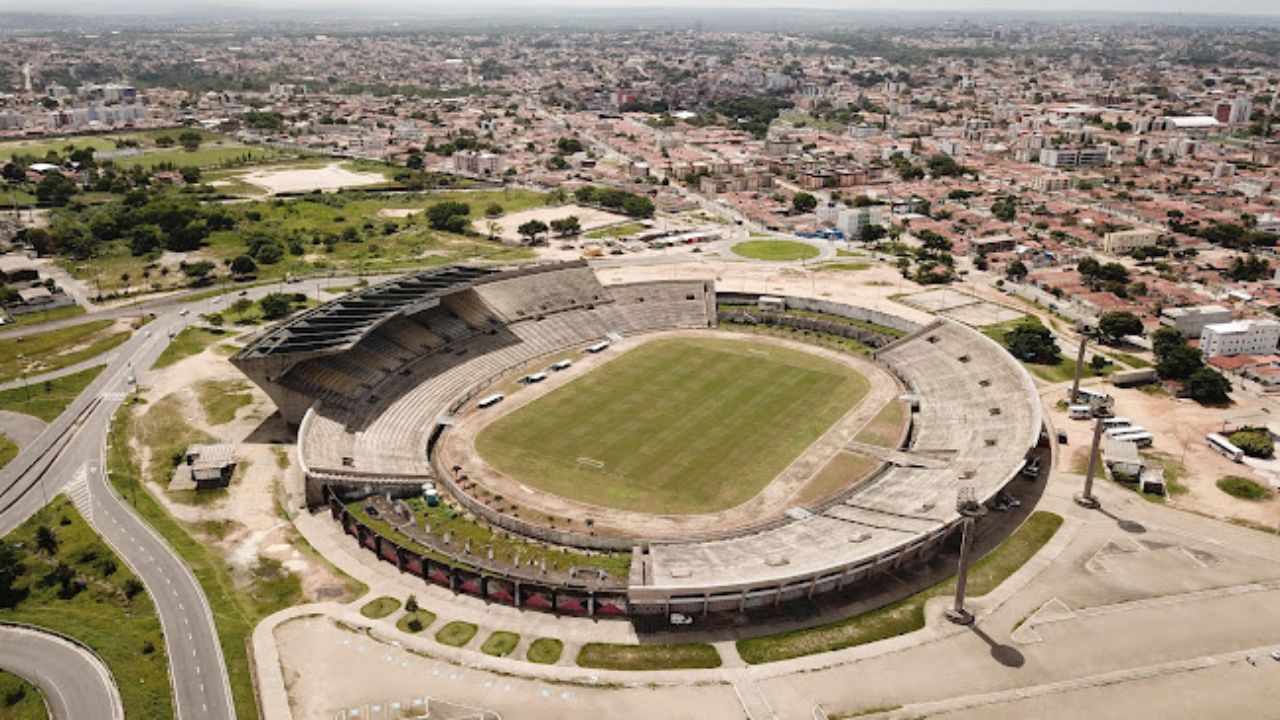 ESTÁDIO QUE RECEBERÁ FLAMENGO X NOVA IGUAÇU É PINTADO DE RUBRO NEGRO E GERA POLÊMICAS