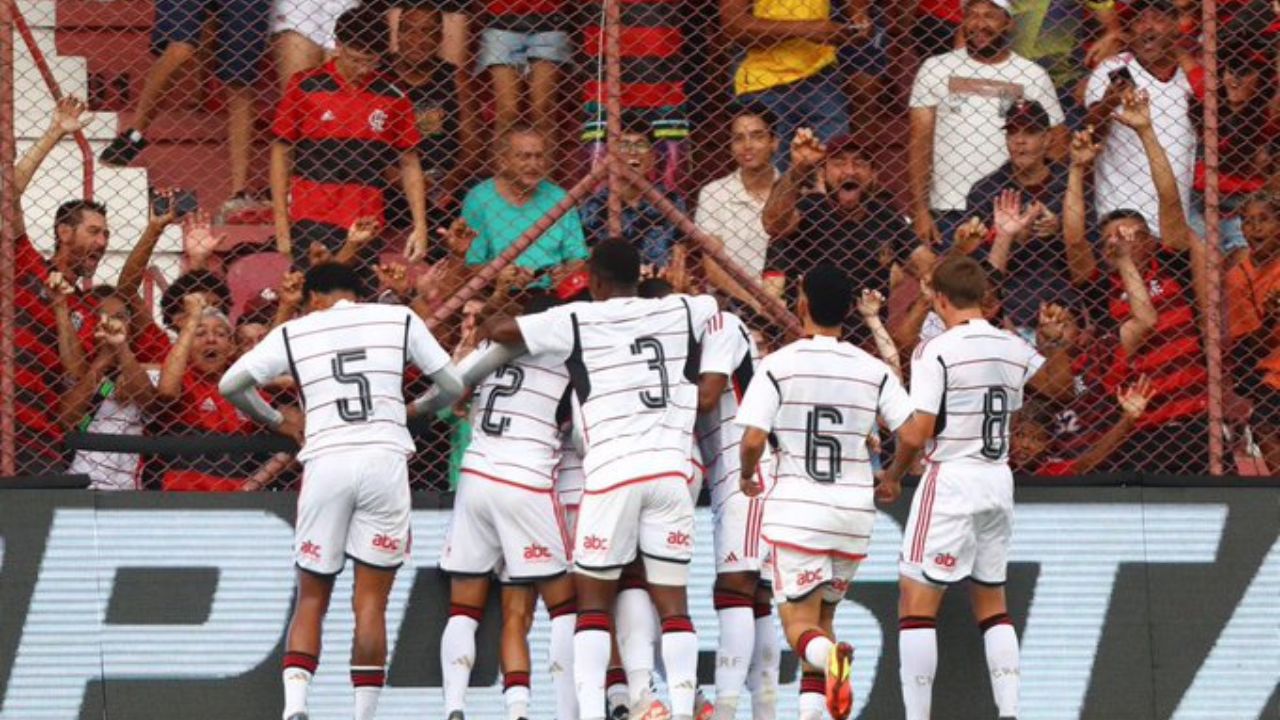 DESMENTIU SAÍDA! SPINDEL ABRE O JOGO SOBRE JOIA DO FLAMENGO PARA RIVAL BRASILEIRO