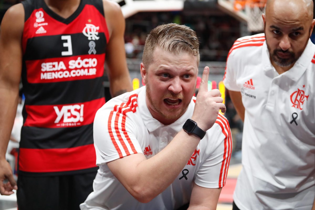 TÉCNICO DO FLABASQUETE, GUSTAVINHO REVELA PEDIDO AOS JOGADORES DO FLAMENGO