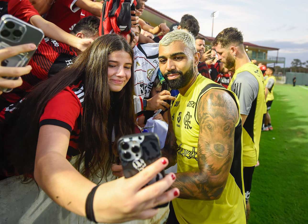 "É UM UNIVERSO"! MARCELO BECHLER DEIXA O BARCELONA PARA COBRIR PRÉ-TEMPORADA DO FLAMENGO NOS EUA E SE IMPRESSIONA COM FORÇA DO RUBRO NEGRO