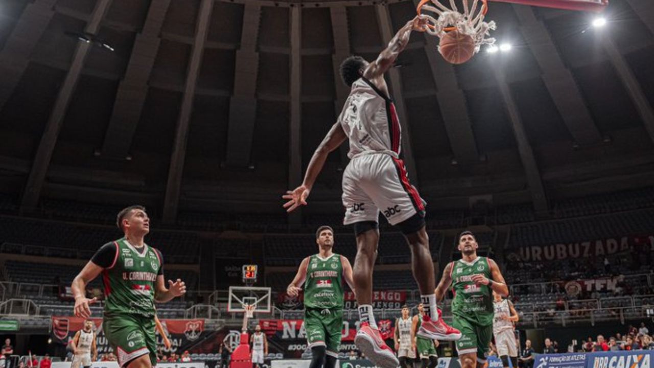 FLAMENGO VENCE UNIÃO CORINTHIANS NO NBB E SEGUE EM BUSCA DA LIDERANÇA