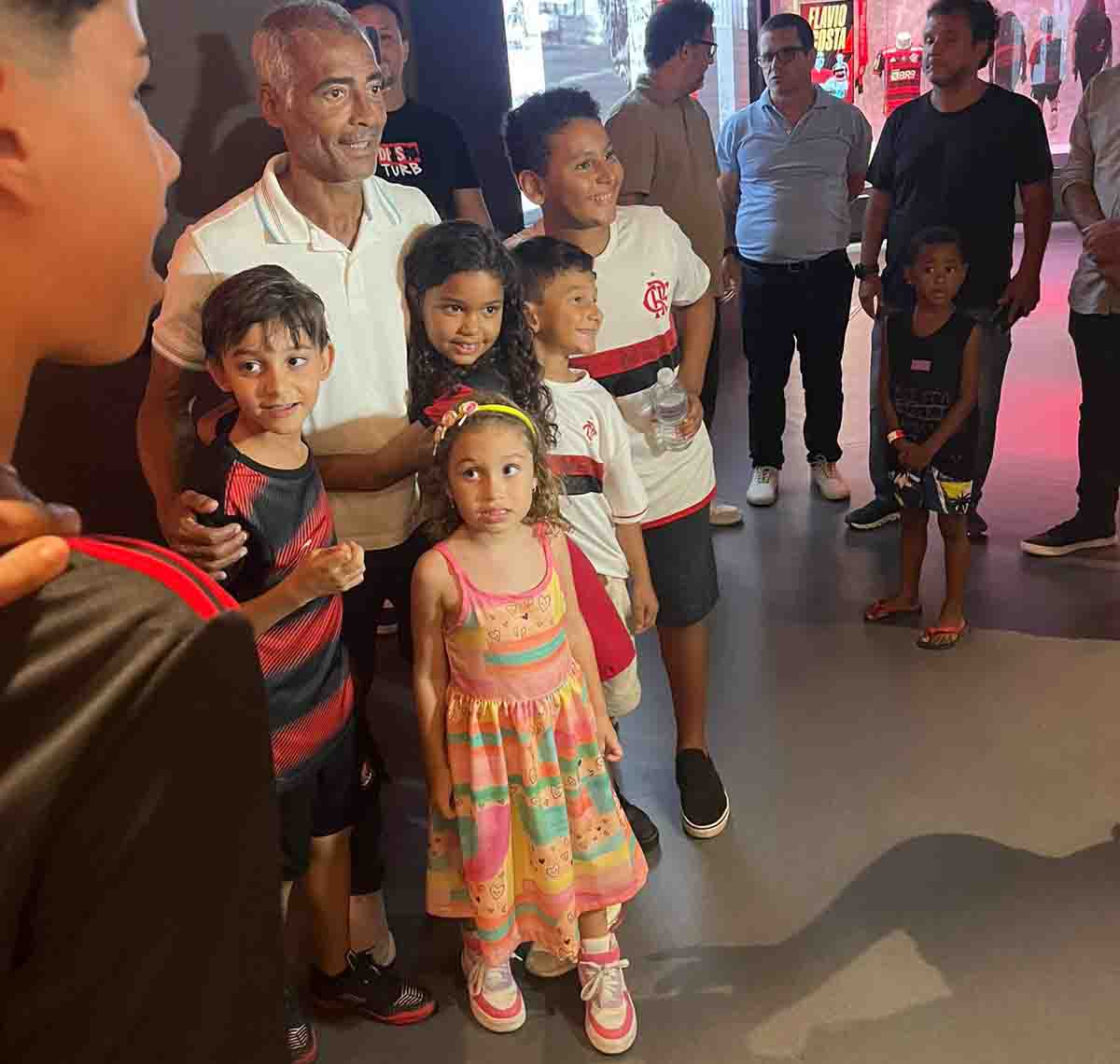 ÍDOLO ROMÁRIO VAI À SEDE DA GÁVEA E VISITA O MUSEU FLAMENGO