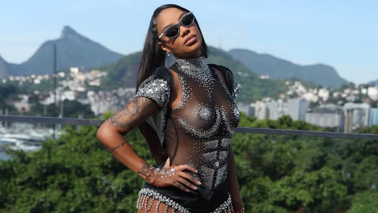 "DIA HISTÓRICO": LUDMILLA CELEBRA BLOCO DE CARNAVAL NO RIO DE JANEIRO