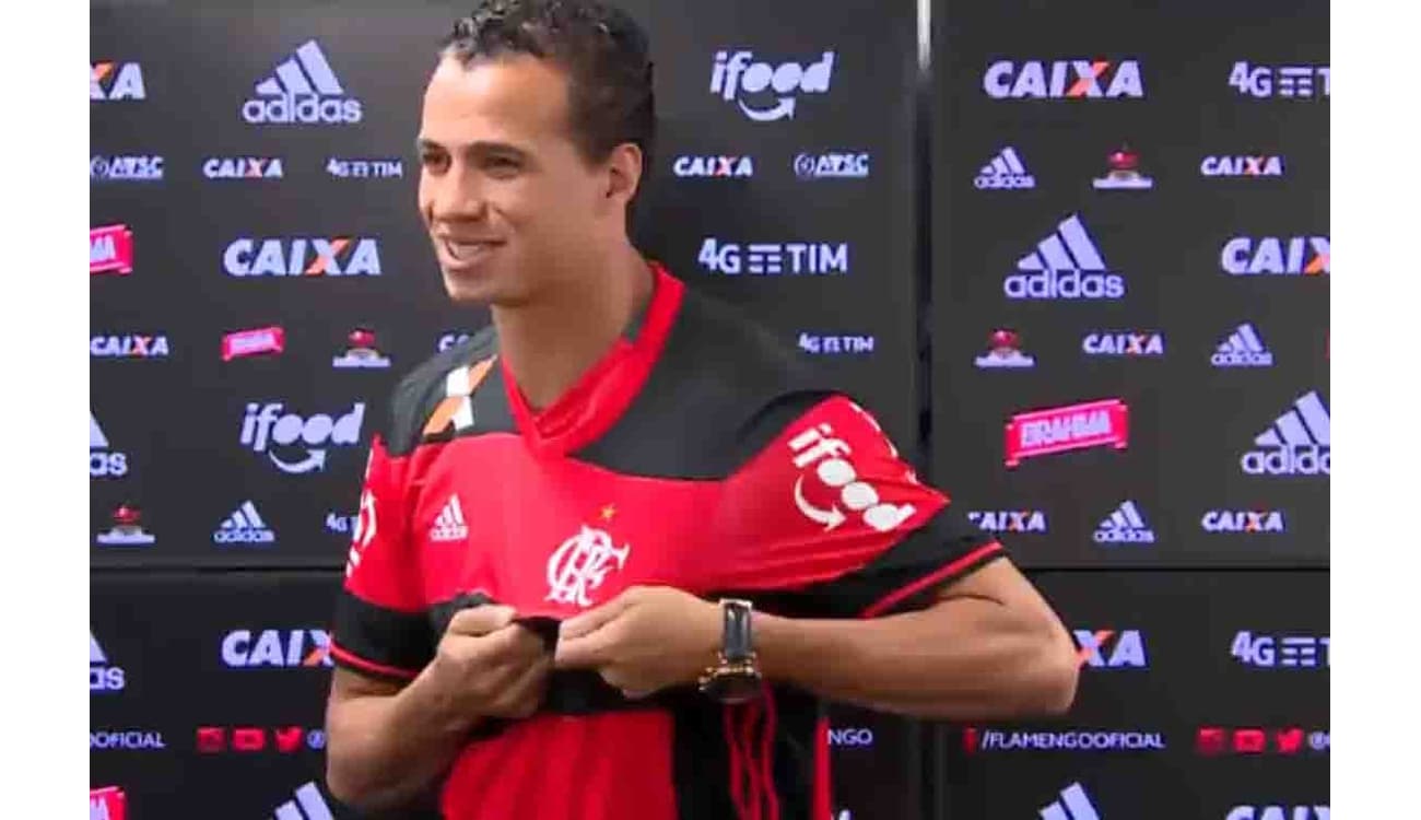 EX-JOGADOR DO FLAMENGO FECHA COM TIME DA SÉRIE B DO BRASILEIRÃO