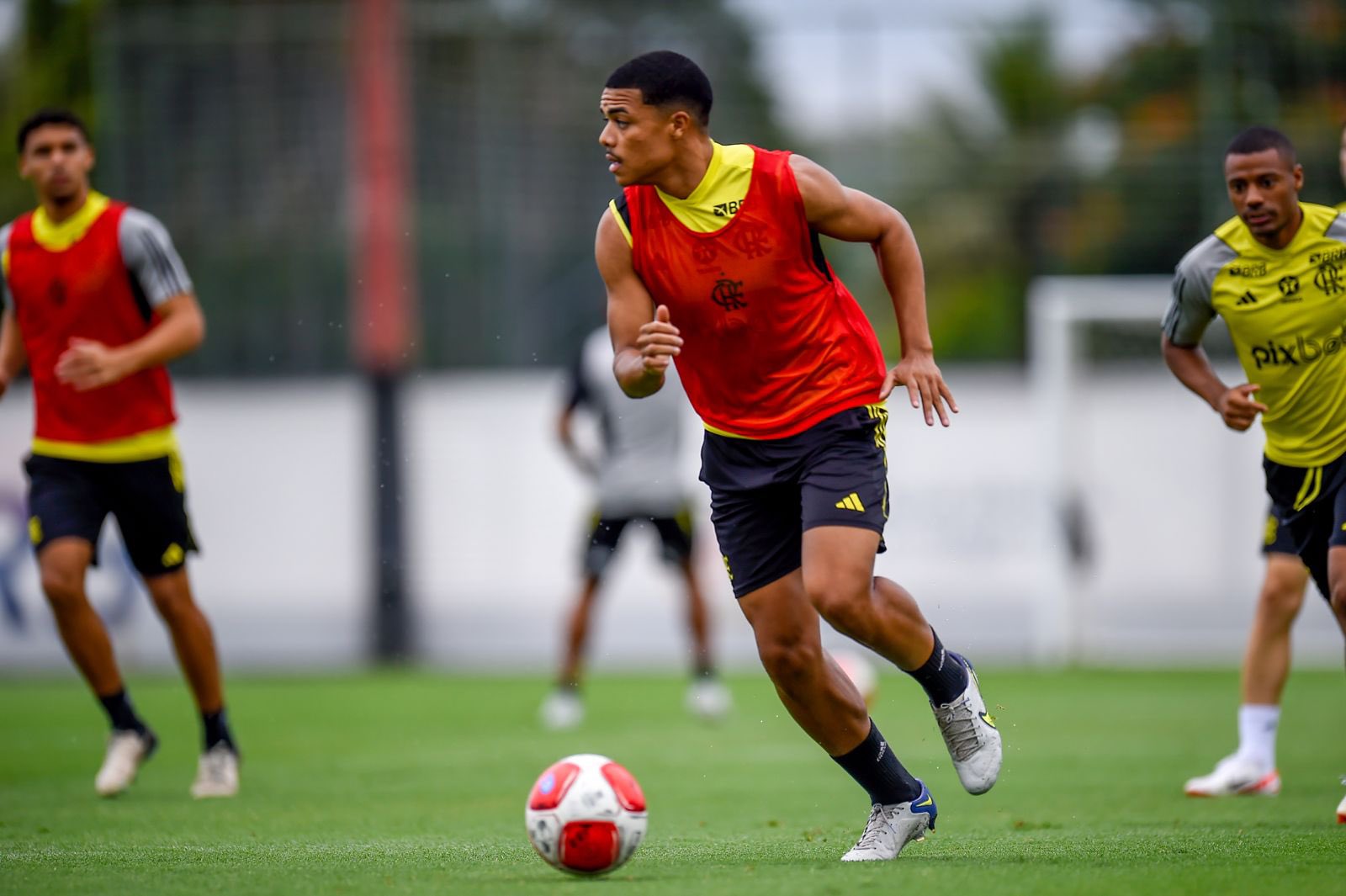 IGOR JESUS RECEBE MAIS UMA OPORTUNIDADE NO FLAMENGO E GANHA ELOGIOS DE AUXILIAR DE TITE: "REFLEXO DO TRABALHO"