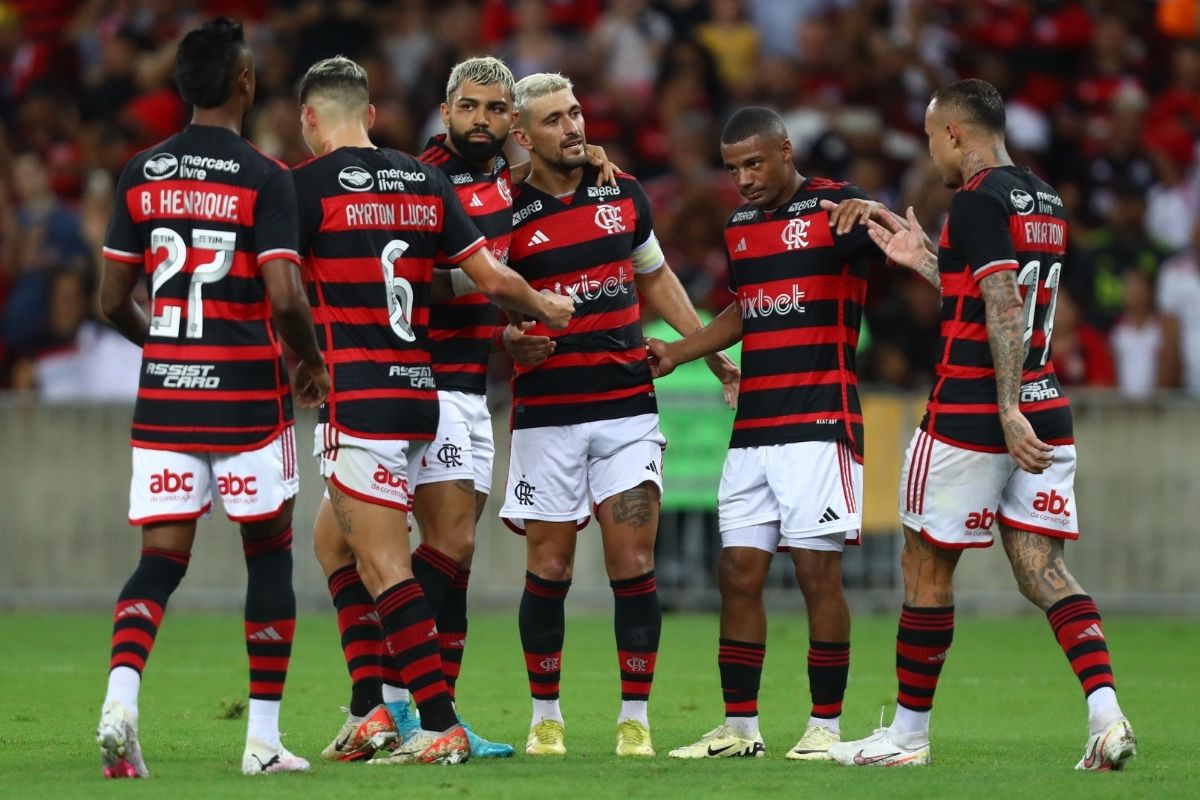 COMENTARISTA AFIRMA QUE CLUBE BRASILEIRO PODE TIRAR CRAQUE TITULAR DO  FLAMENGO: "SE QUISER, TRAZ..."