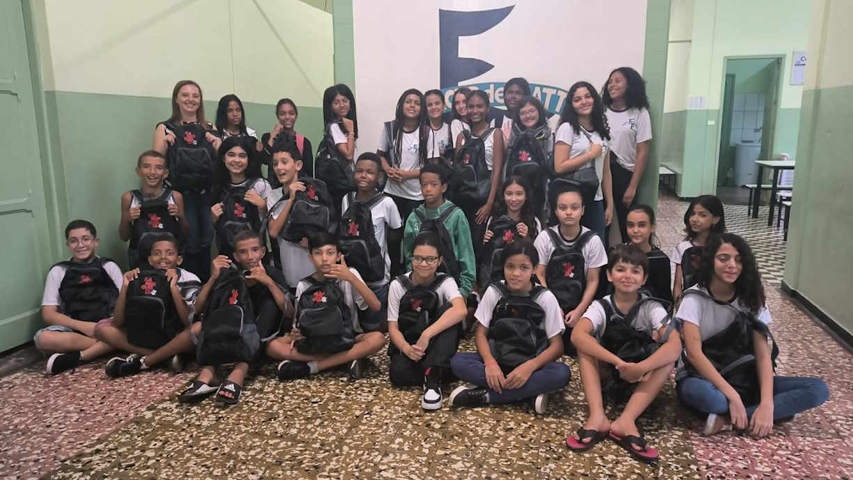 FLAMENGO DISTRIBUI 400 'KITS' PARA JOVENS ALUNOS EM PROJETO SOCIAL PARA INCENTIVAR ESCOLARIDADE