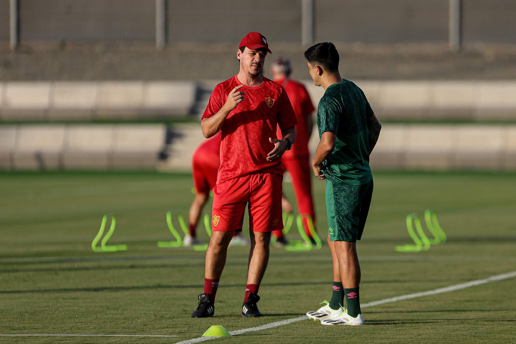 DE OLHO NO RIVAL! DINIZ FOGE DA REGRA E SURPREENDE NA ESCALAÇÃO DO FLUMINENSE