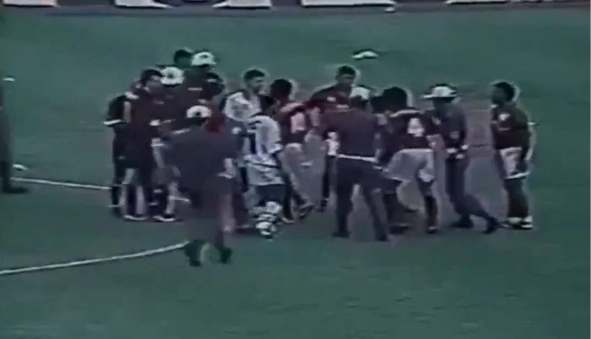 LEMBRA DISSO? HÁ 30 ANOS, TORCEDOR FANTASIADO DE SUPER-HÉROI INVADIA FLAMENGO X VASCO PARA AGREDIR JUIZ