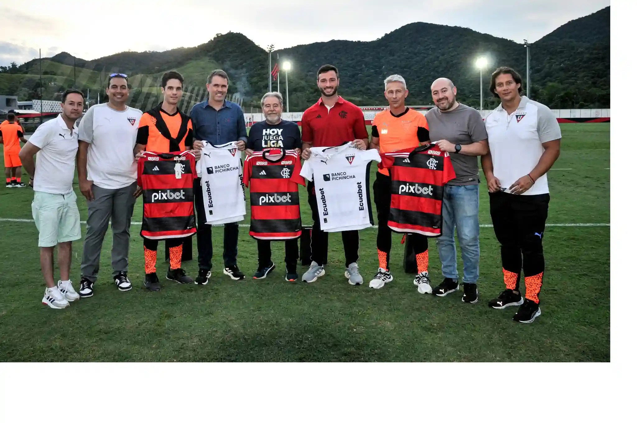 LDU PROVOCA FLUMINENSE COM FAIXA E AGRADECE AO FLAMENGO NO CT