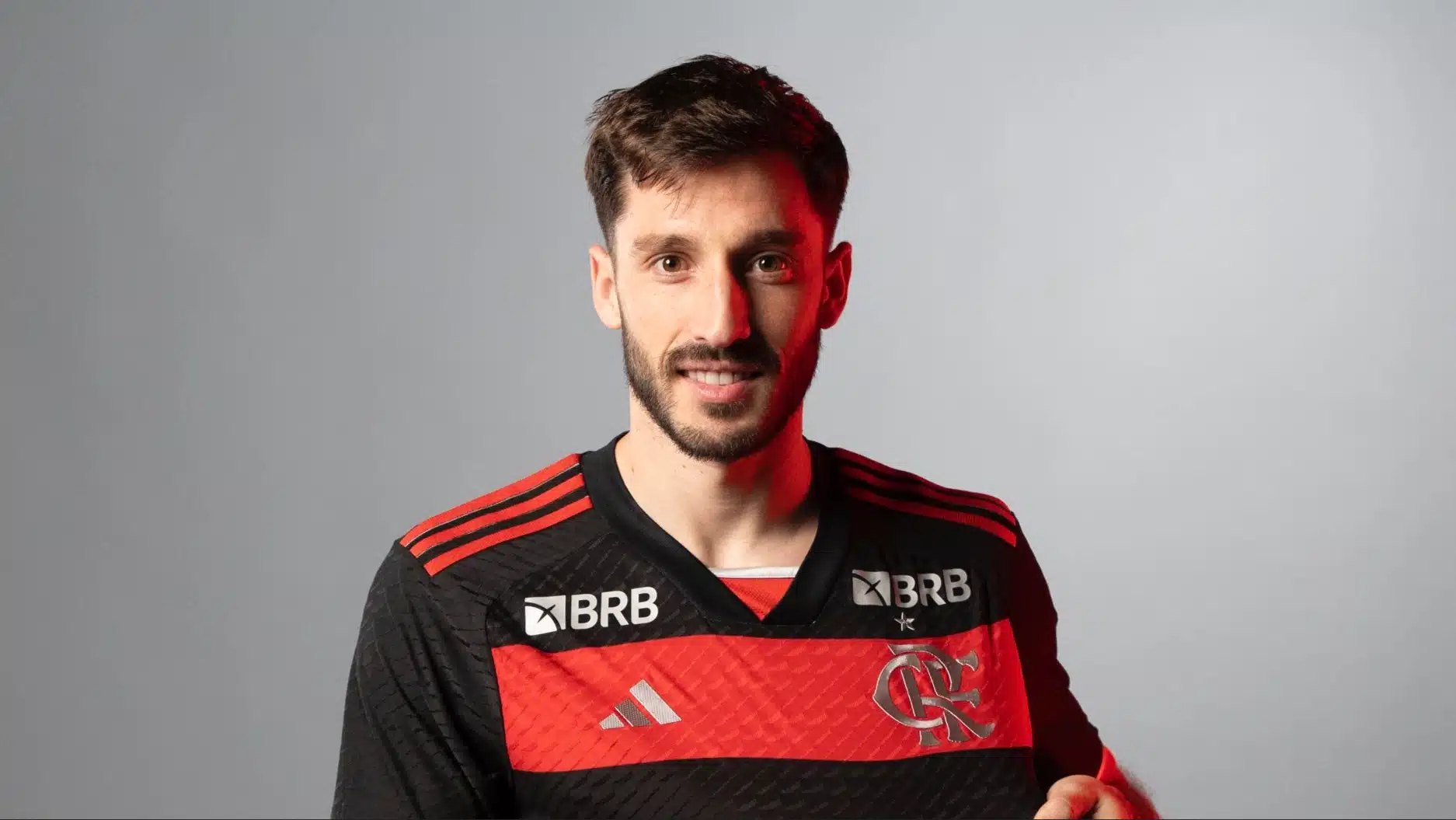 MATÍAS VIÑA SE DESTACA PELO FLAMENGO E ACIRRA DISPUTA PELA TITULARIDADE NA LATERAL