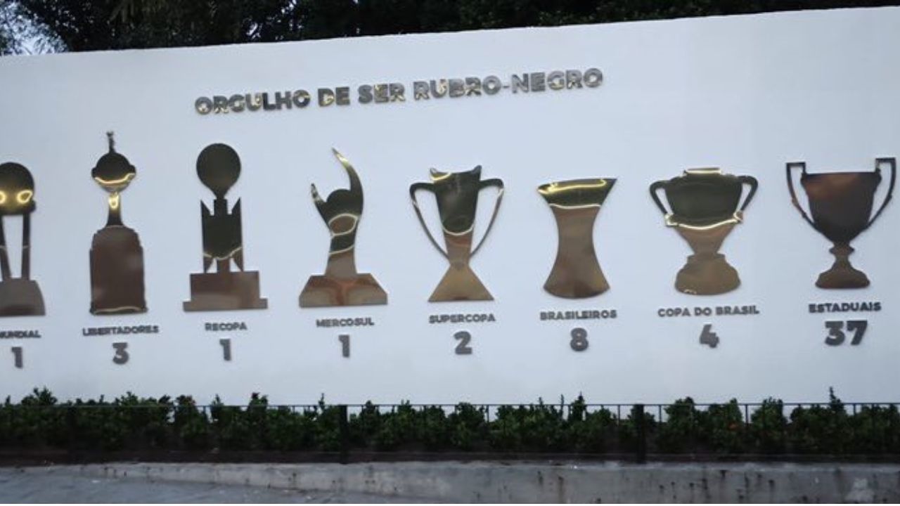 FINALMENTE! FLAMENGO MUDA DECORAÇÃO DO MURO DO NINHO DO URUBU APÓS CRÍTICAS DA TORCIDA