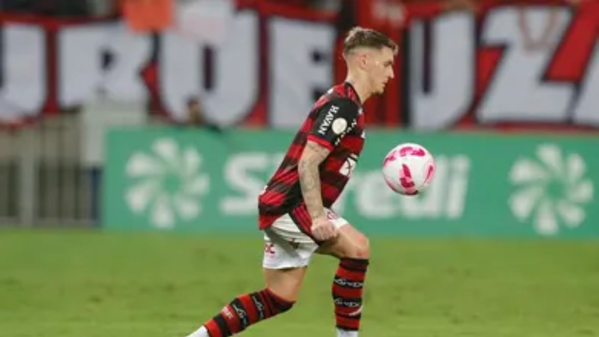 Situação difícil! Varela sai de campo sentindo dores no quadril e será reavaliado pelo Flamengo