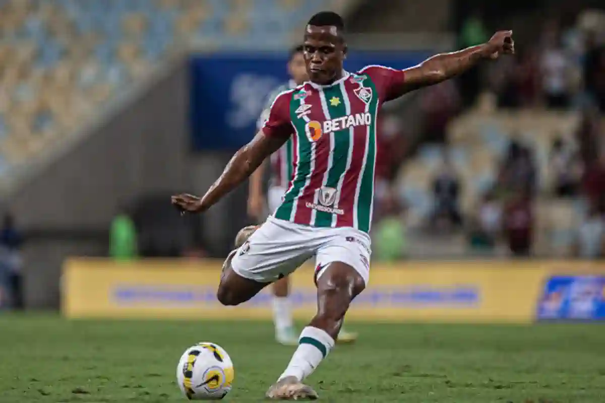 DESTAQUE DO FLUMINENSE FALA SOBRE O CONFRONTO DIANTE DO FLAMENGO E ELOGIA ARRASCAETA