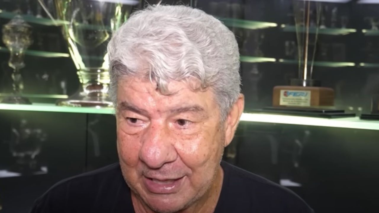 EX-TÉCNICO DO FLAMENGO, JOEL SANTANA SE EMOCIONA AO VISITAR MUSEU DO CLUBE E REVELA HISTÓRIA DA FAMOSA PRANCHETA