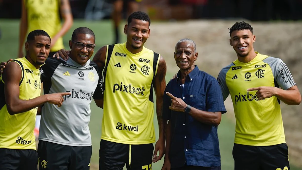 FOI PARA DAR SORTE? ÍDOLO DO FLAMENGO FAZ VISITA ILUSTRE NO NINHO DO URUBU