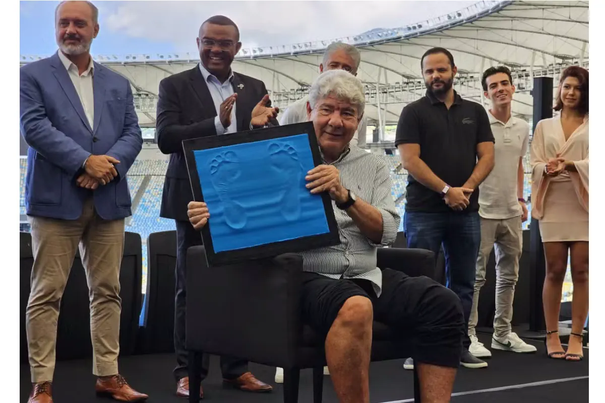 BOA PAPAI! LENDÁRIO JOEL SANTANA RECEBE HOMENAGEM NA CALÇADA DA FAMA DO MARACANÃ