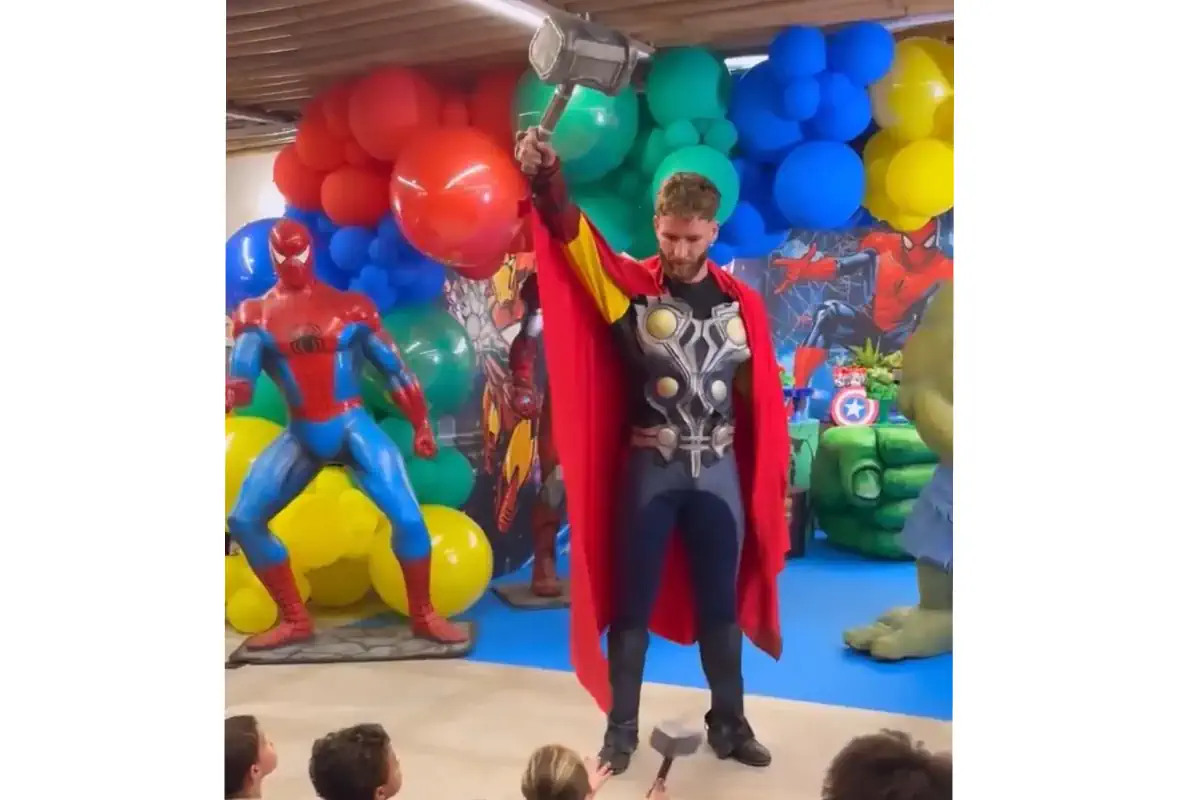 ReproduçãoO zagueiro Léo Pereira, do Flamengo, fez a alegria da criançada no aniversário de três anos do seu filho Matteo, na última quarta-feira. Como o tema da festa era o filme “Os Vingadores”, o defensor se fantasiou de Thor, com direito a capa de sup