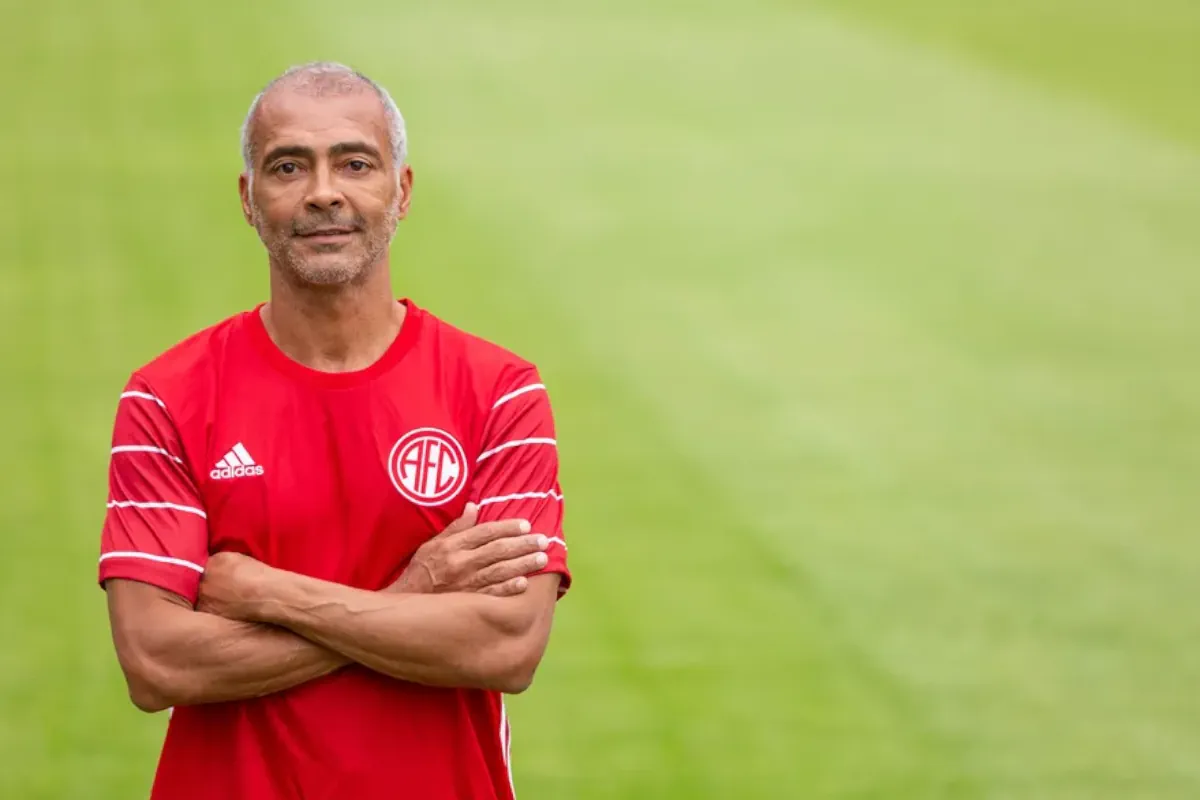 Romário com a camisa do América, clube no qual é Presidente. Foto: Reprodução