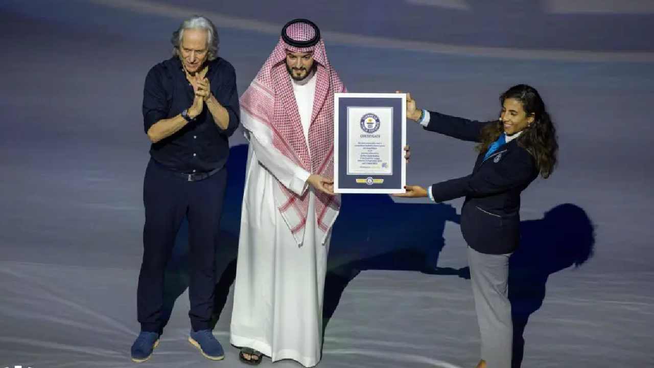 EX-TREINADOR DO FLAMENGO, JORGE JESUS RECEBE PLACA DE RECORDE MUNDIAL - VEJA