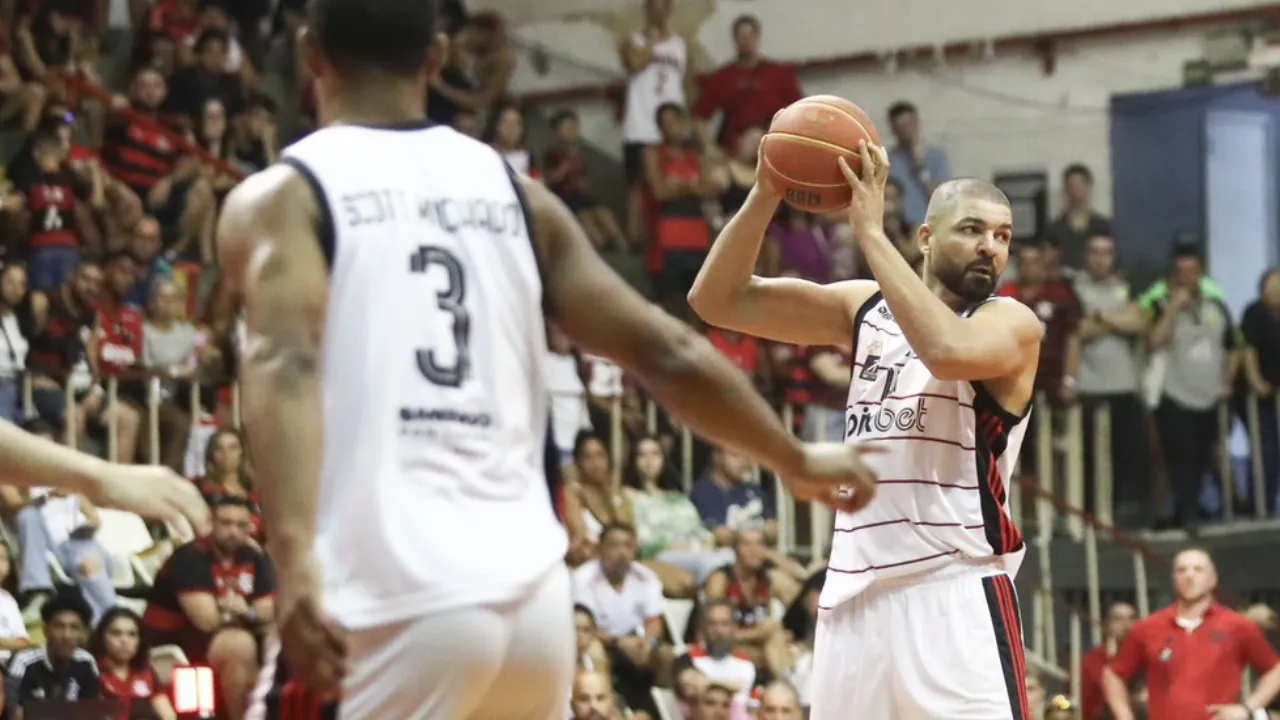 FLABASQUETE RUNS BAURO FOR THE NBB AND LEADS IN FRONT IN THE SEMIFINAL